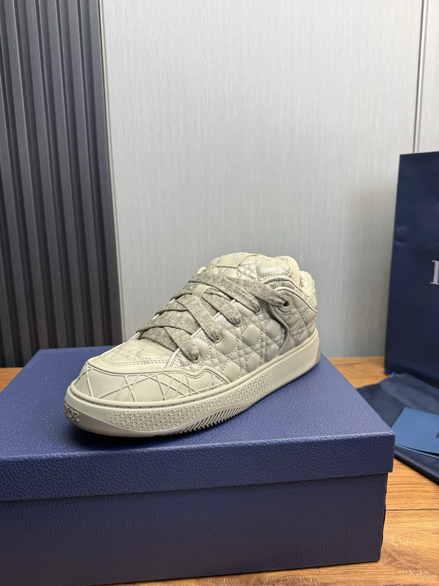 Men's shoes 💰800💰 Dior sneakers enrich the classic series with fashionable retro style. Carefully crafted, they can be paired with casual looks all year round. Dad Shoes style shoes that follow the trend of the retro market ▪️ Fabric: Original custom embroidered cowhide ▪️ Lining: Imported breathable mesh ▪️ Sole: Original molded non-slip outsole ▪️ Size: 38-45 (45 is custom-made and cannot be returned)